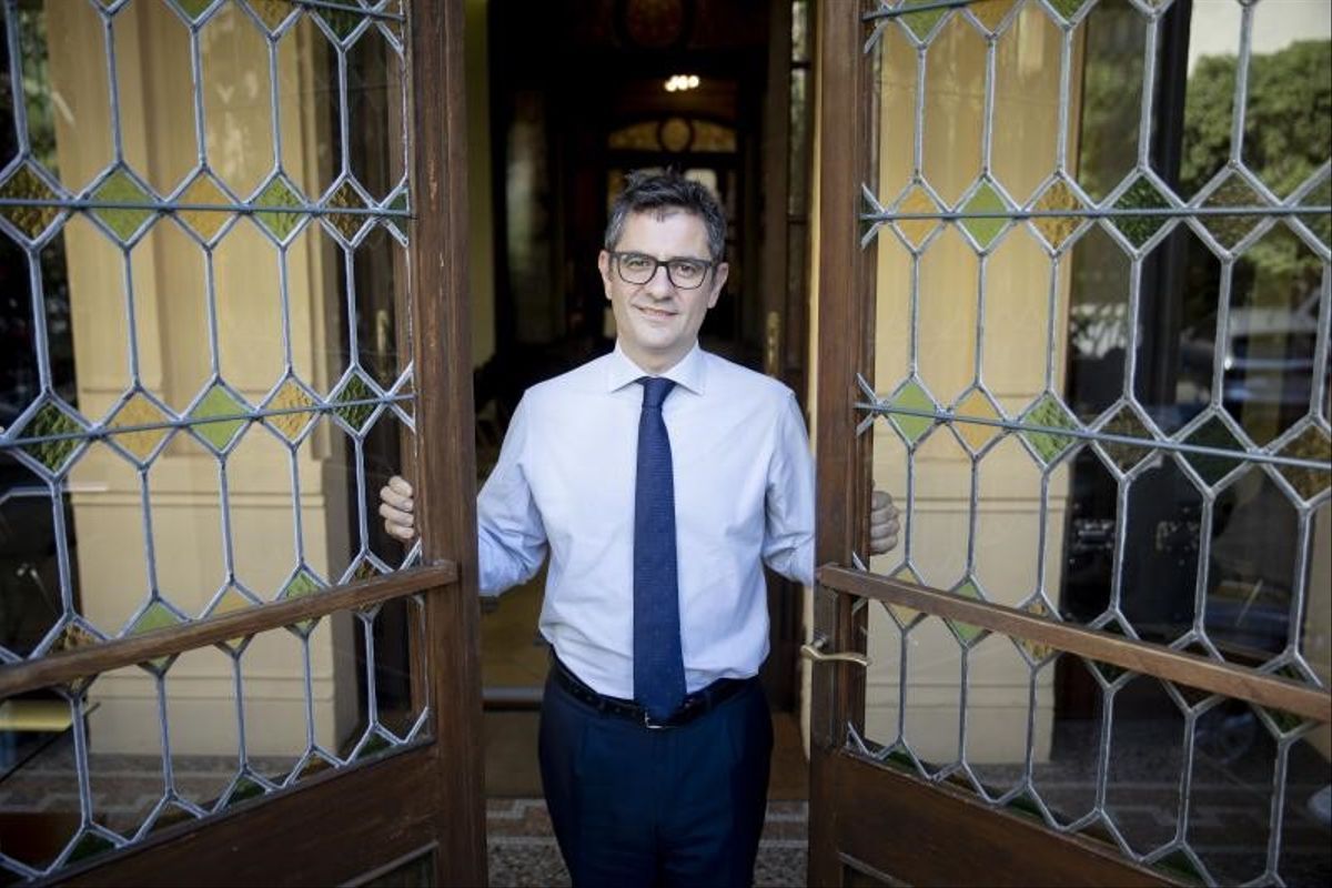 El ministro de la Presidencia, Relaciones con las Cortes y Memoria Democrática, Félix Bolaños, posa para EL PERIÓDICO en la sede de la Delegación del Gobierno en Catalunya, en Barcelona, este pasado 8 de julio de 2022.