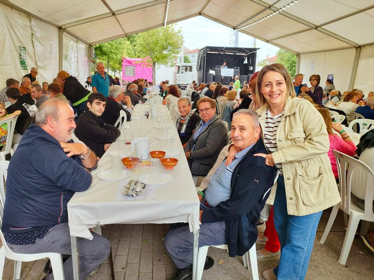 Más de 400 vecinos disfrutan en el Cruceiro da Coruña de la primera sardiñada de la temporada en Santiago