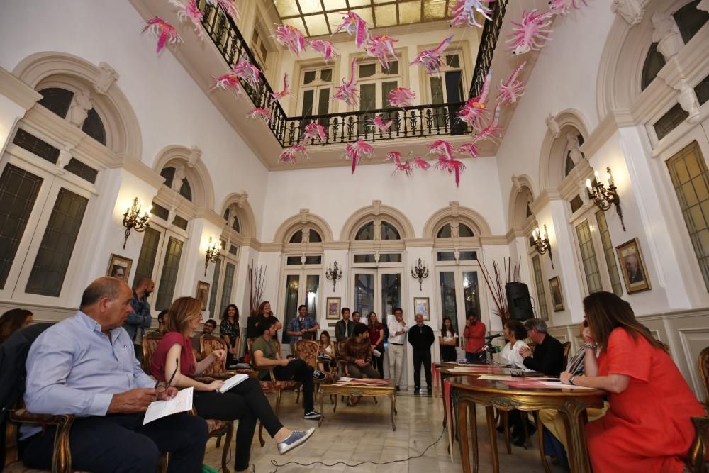 Alumnos de arquitectura de la UA han diseñado y realizado 15 montajes de arquitecturas efímeras en comercios del centro del casco urbano