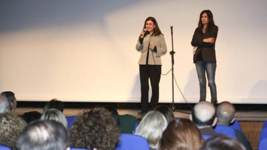 La realizadora Pilar Pérez Solano con la directora del IVAC, Nuria Cidoncha, ayer en el Arniches.