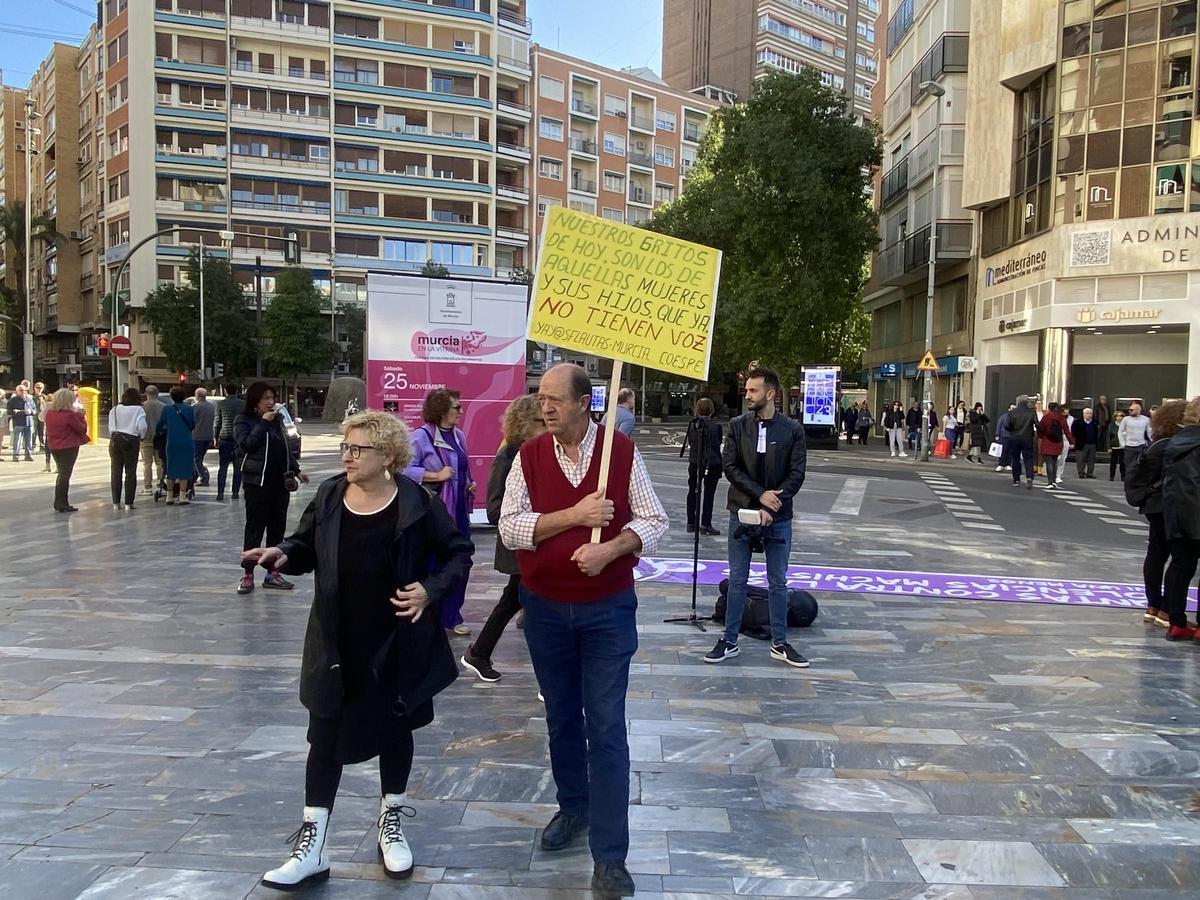 Pedro Cano, integrante de los Yayoflautas, con su pancarta a su llegada a la manifestación por el 25N en Murcia.