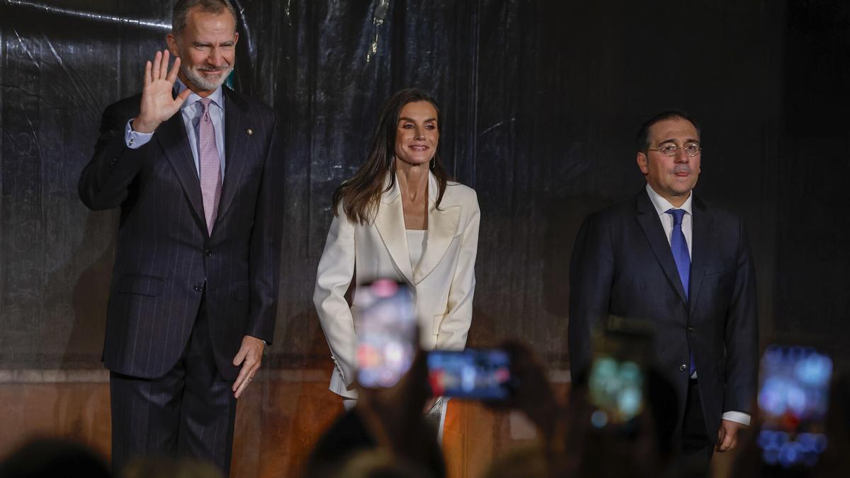 El rey Felipe y la reina Letizia, junto al ministro de Asuntos Exteriores, José Manuel Albares, en Roma.