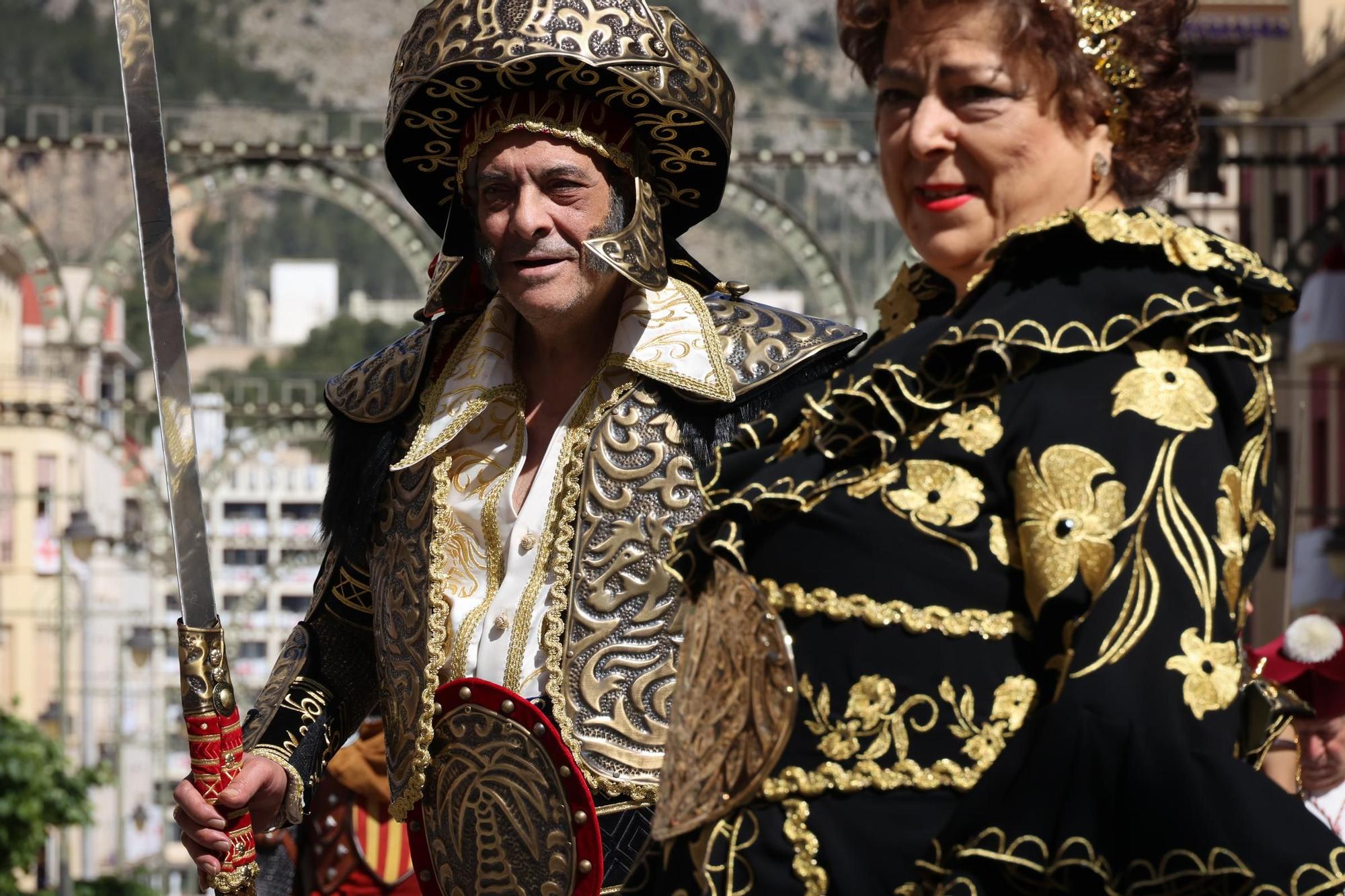 El Sant Jordiet entre claveles en la procesión de la Reliquia
