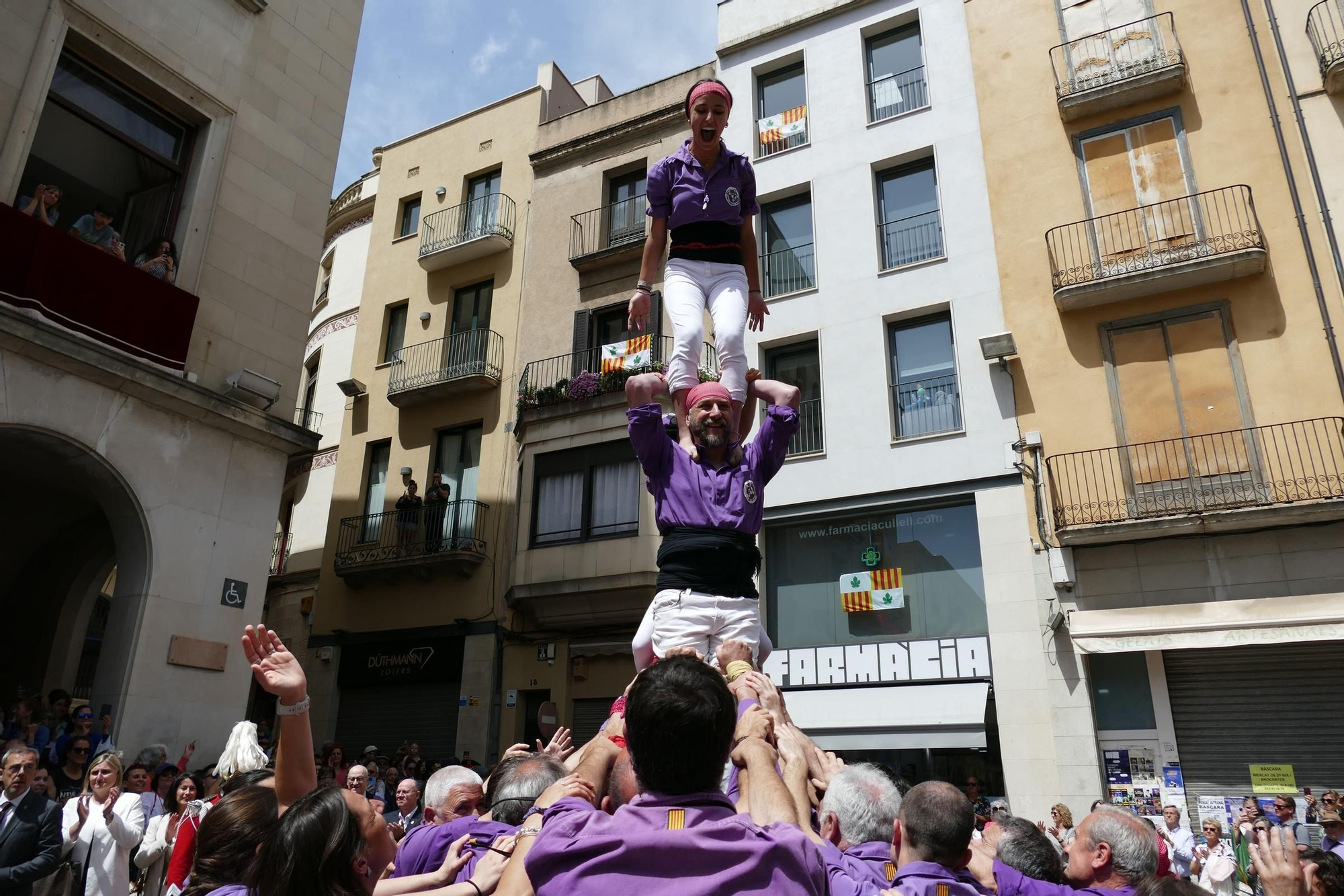 El tradicional pilar caminant de la Colla Castellera de Figueres congrega centenars de persones