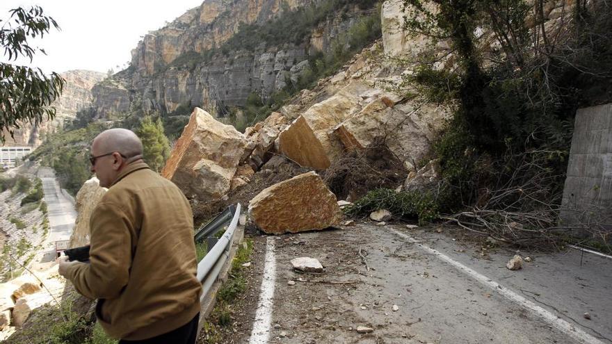 La carretera de acceso a Cortes de Pallás, bloqueada.