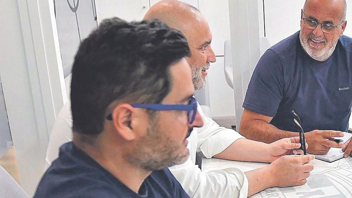 Paco Belmonte y Breis en la reunión con las peñas.