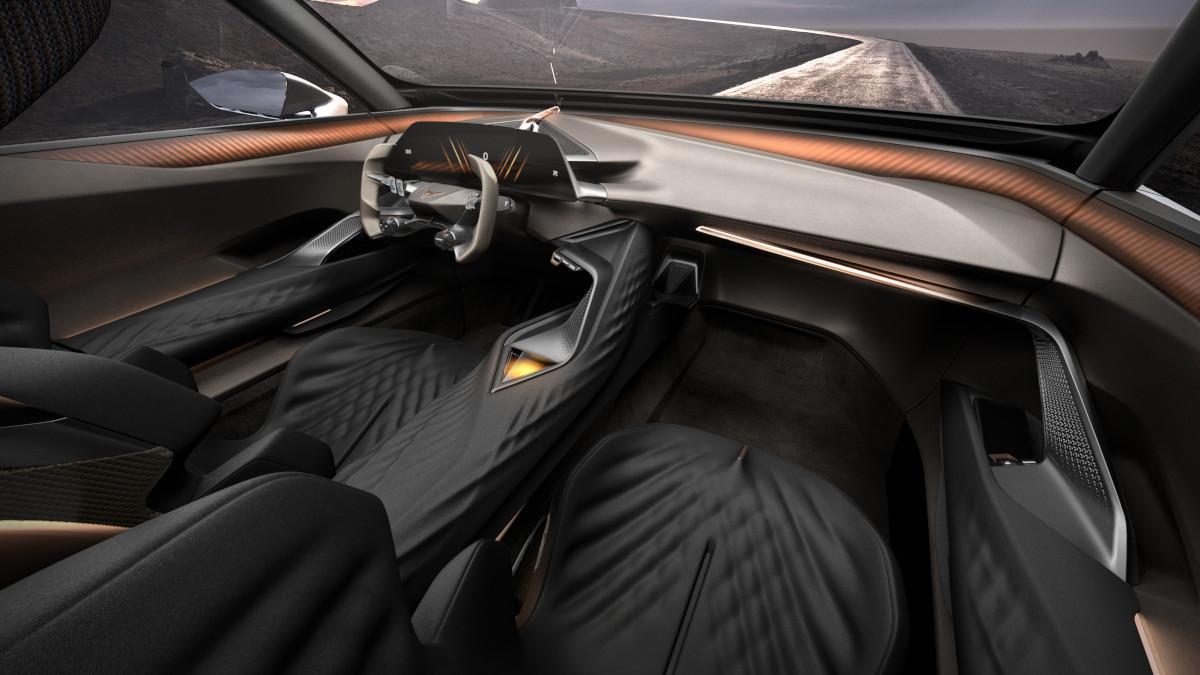 La pantalla curva y el volante futurista conforman una interfaz de conducción centrada en el conductor y muy visual.