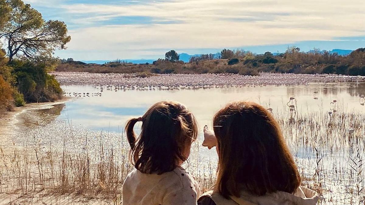 Mª José Catalá ha visitado l'Albufera con su hija para ver los flamencos.