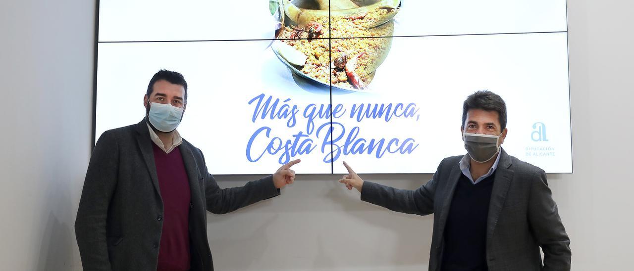 Jose Mancebo, director del Patronato, posa junto a Carlos Mazón con el lema de la Diputación en Fitur este lunes