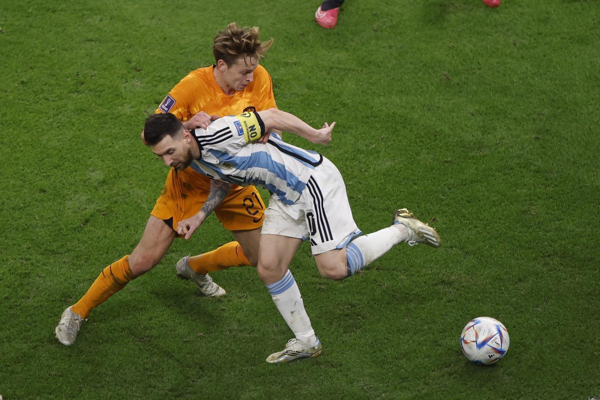 Messi disputa el balón a su excompañero Frenkie de Jong