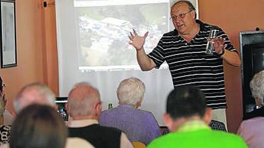 Nardo Villaboy, ayer, con los usuarios del centro social de La Luz.