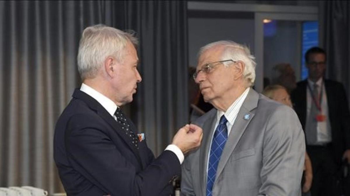 El ministro de Exteriores finlandés, Pekka Haavisto, conversa con su homólogo español, Josep Borrell, en Helsinki.