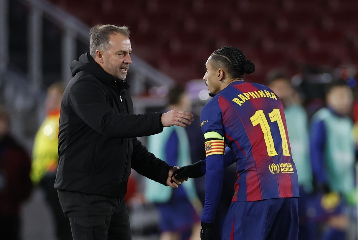 Hansi Flick saluda a Raphinha en un partido del FC Barcelona