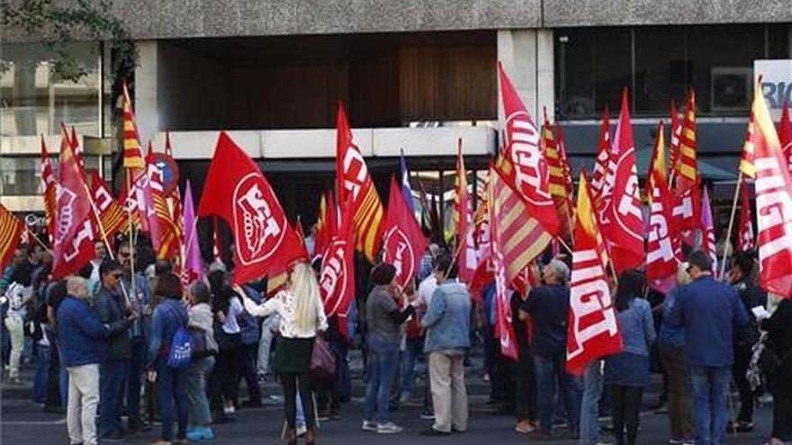 CCOO y UGT exigen a la patronal que se siente a negociar y suba salarios
