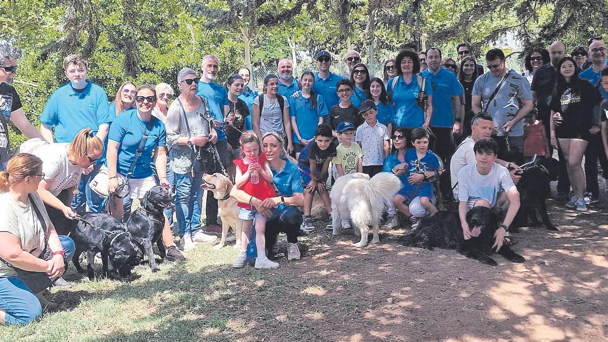 Voluntarios de CaixaBank acompañaron a personas con discapacidad visual y sus perros guía por el Parque Tío Jorge de Zaragoza