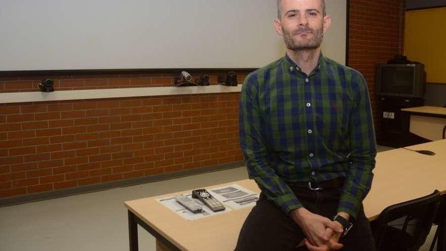 El profesor Xosé Mahou, en la Facultad de Ciencias Sociales de Pontevedra. // Rafa Vázquez