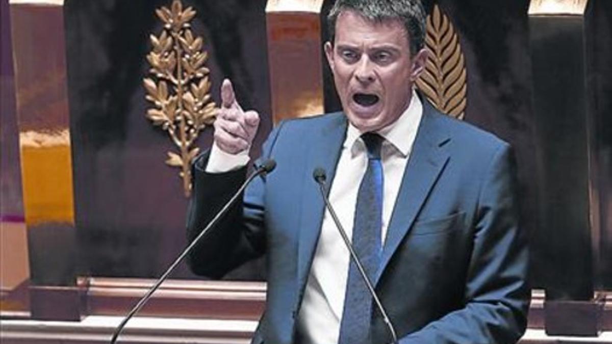 Manuel Valls se dirige a la Asamblea Nacional, ayer, en París.