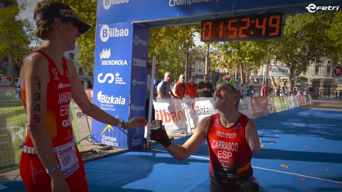 Kini Carrasco pide matrimonio a su pareja en la línea de meta de Bilbao