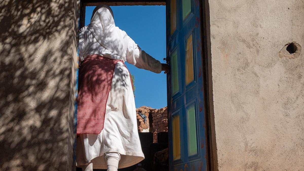 Halima, que perdió su vivienda tras el terremoto, entra a su casa por primera vez después de la catástrofe