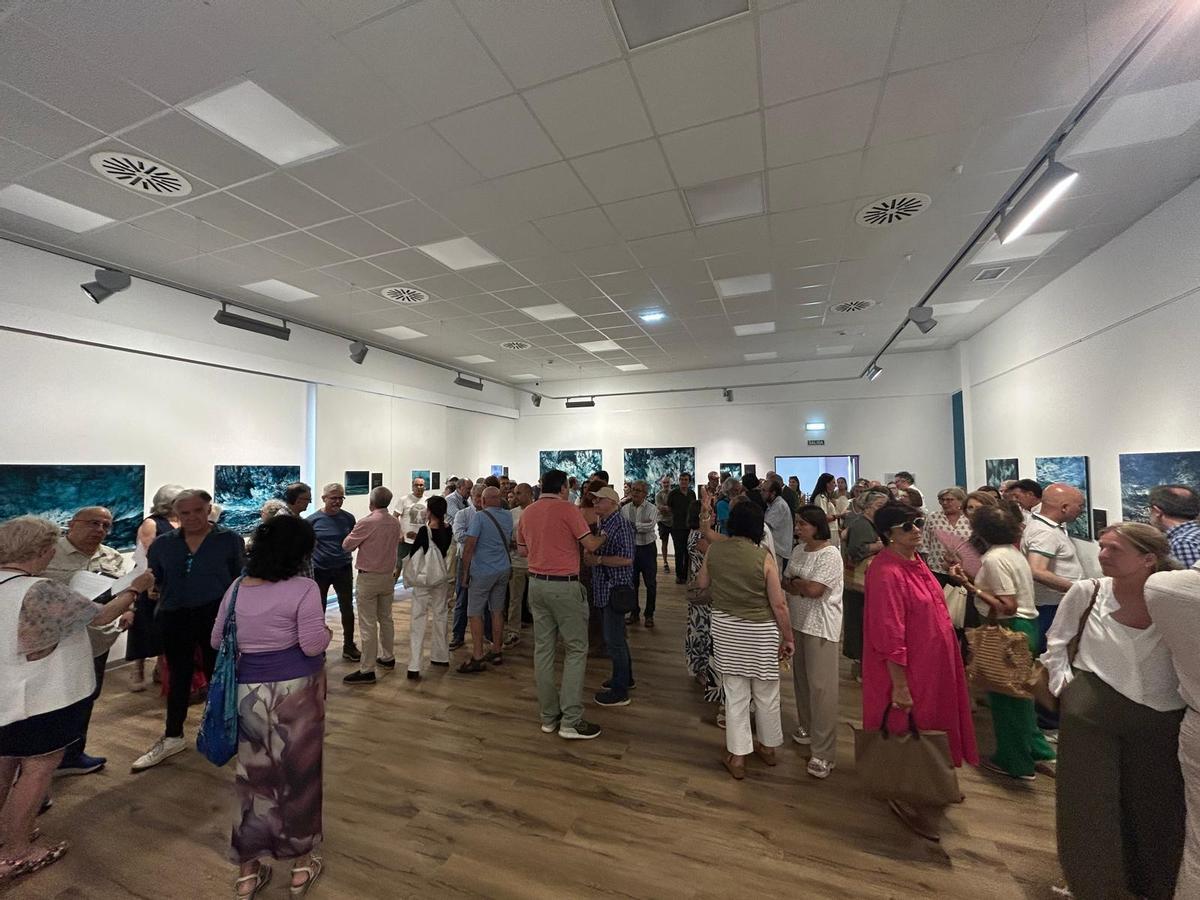 EN IMÁGENES: Inauguración en Villaviciosa de la muestra "La poesía y el mar" de Guillermo Simón