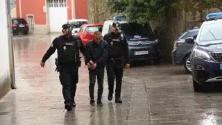 La policía registra el narcopiso en el que se fraguó el crimen de Vilaxoán