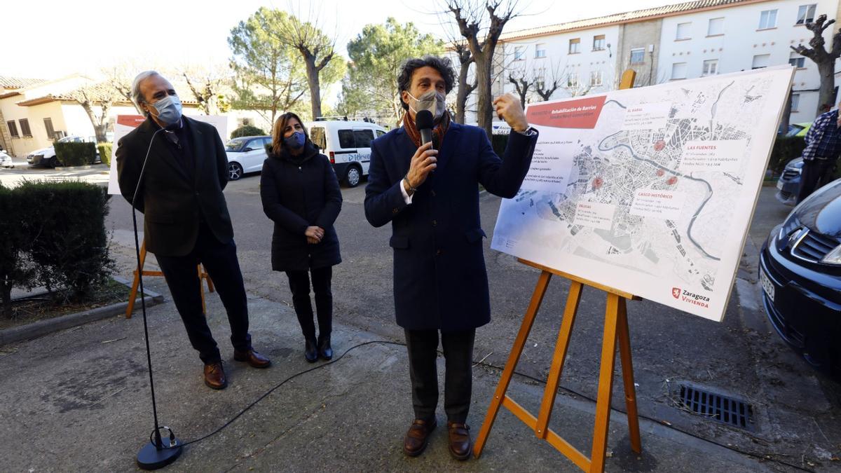 El director gerente de Zaragoza Vivienda, José María Ruiz de Temiño Bueno, la concejala de Vivienda, Carolina Andreu, y el alcalde de Zaragoza, Jorge Azcón