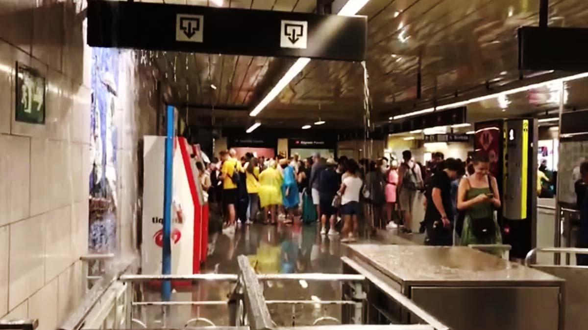 Inundaciones en el metro de Sagrada Família, en Barcelona, por la tormenta