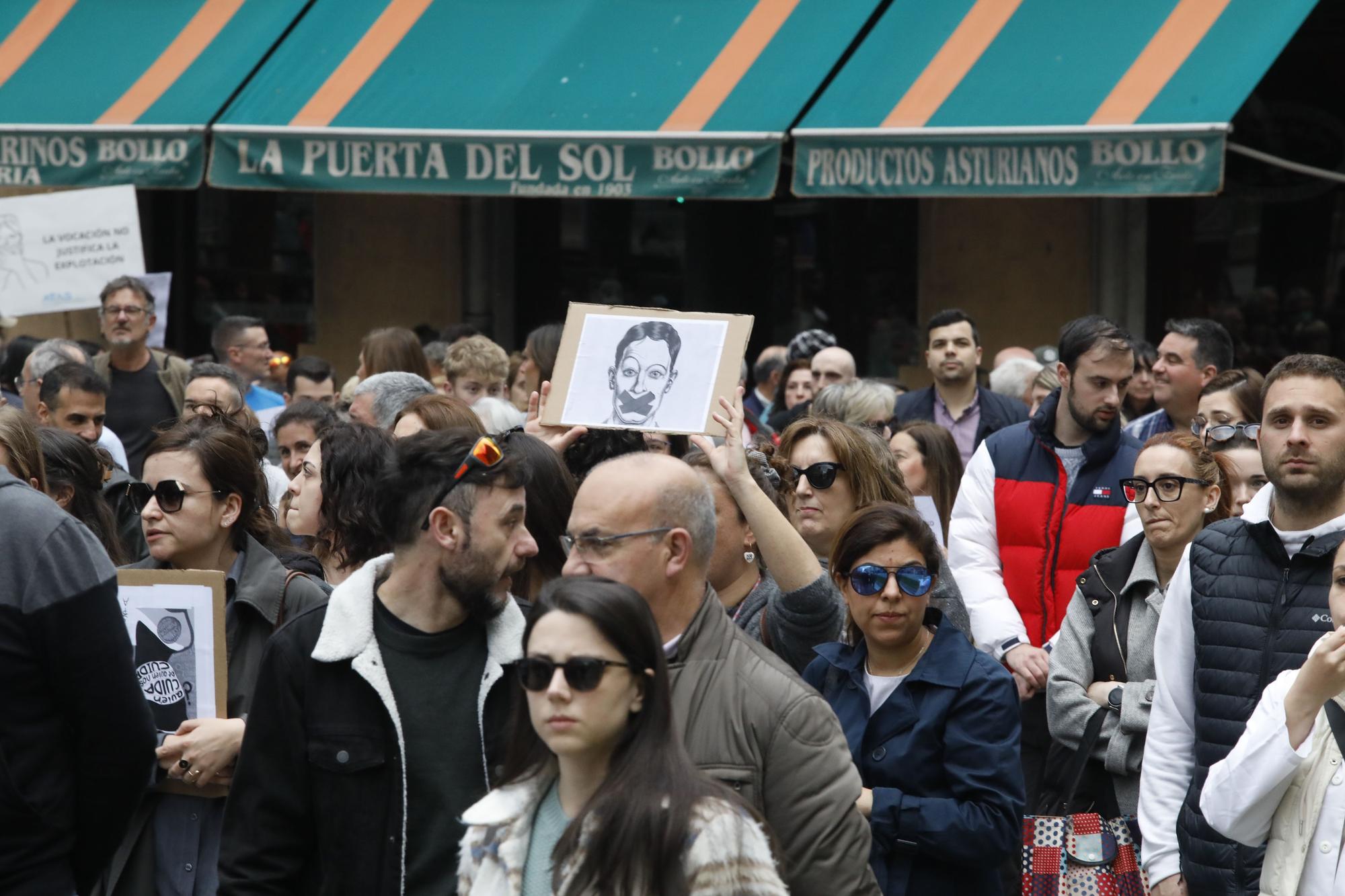 En imágenes: Los sanitarios se manifiestan en Gijón al grito de "no queremos más dinero, queremos mejores condiciones laborales"