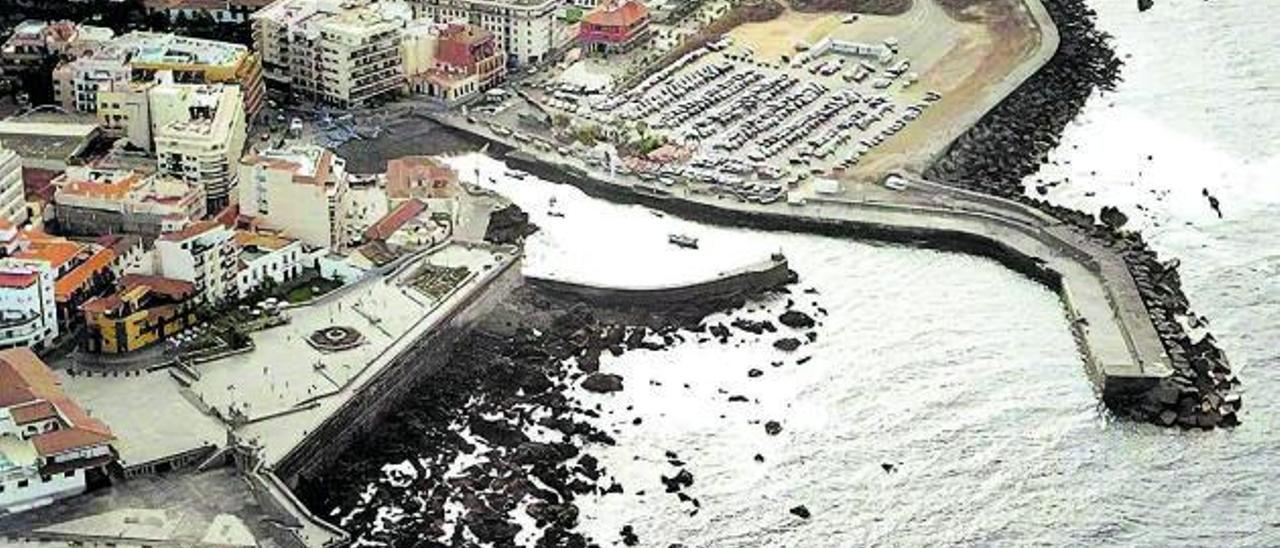 Situación actual del Puerto de la Cruz, con explanada 
de aparcamientos de tierra junto al mar.  | | LP