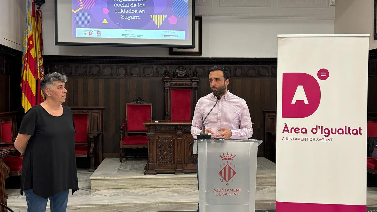 El alcalde presentando el informe.