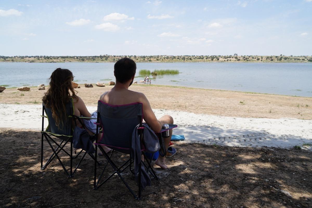 Dos jóvenes en la playa de La Colada en 2021.