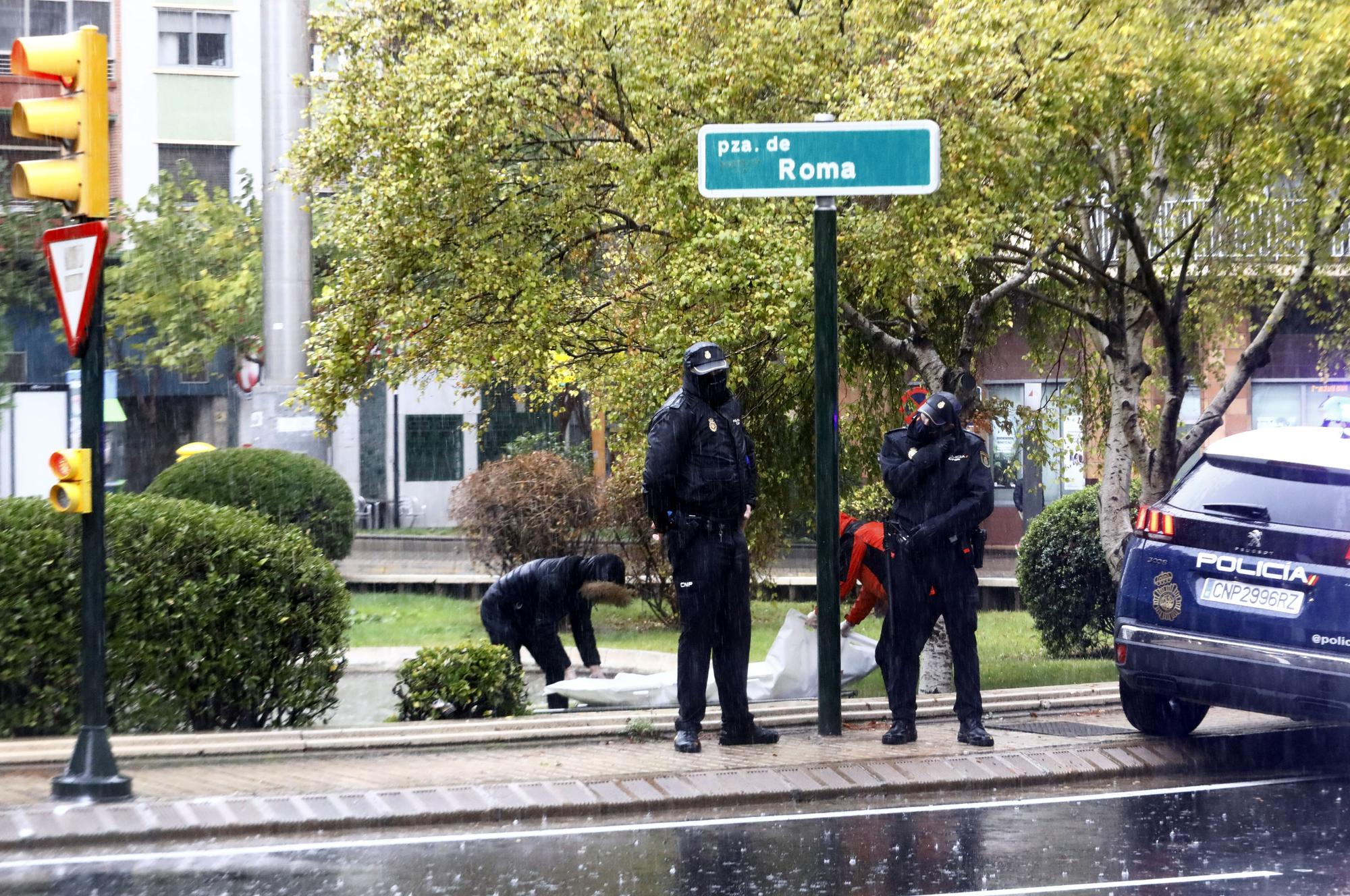 FOTOGALERÍA | Caos en la Plaza Roma después de la muerte de un hombre desnudo tras apuñalarse