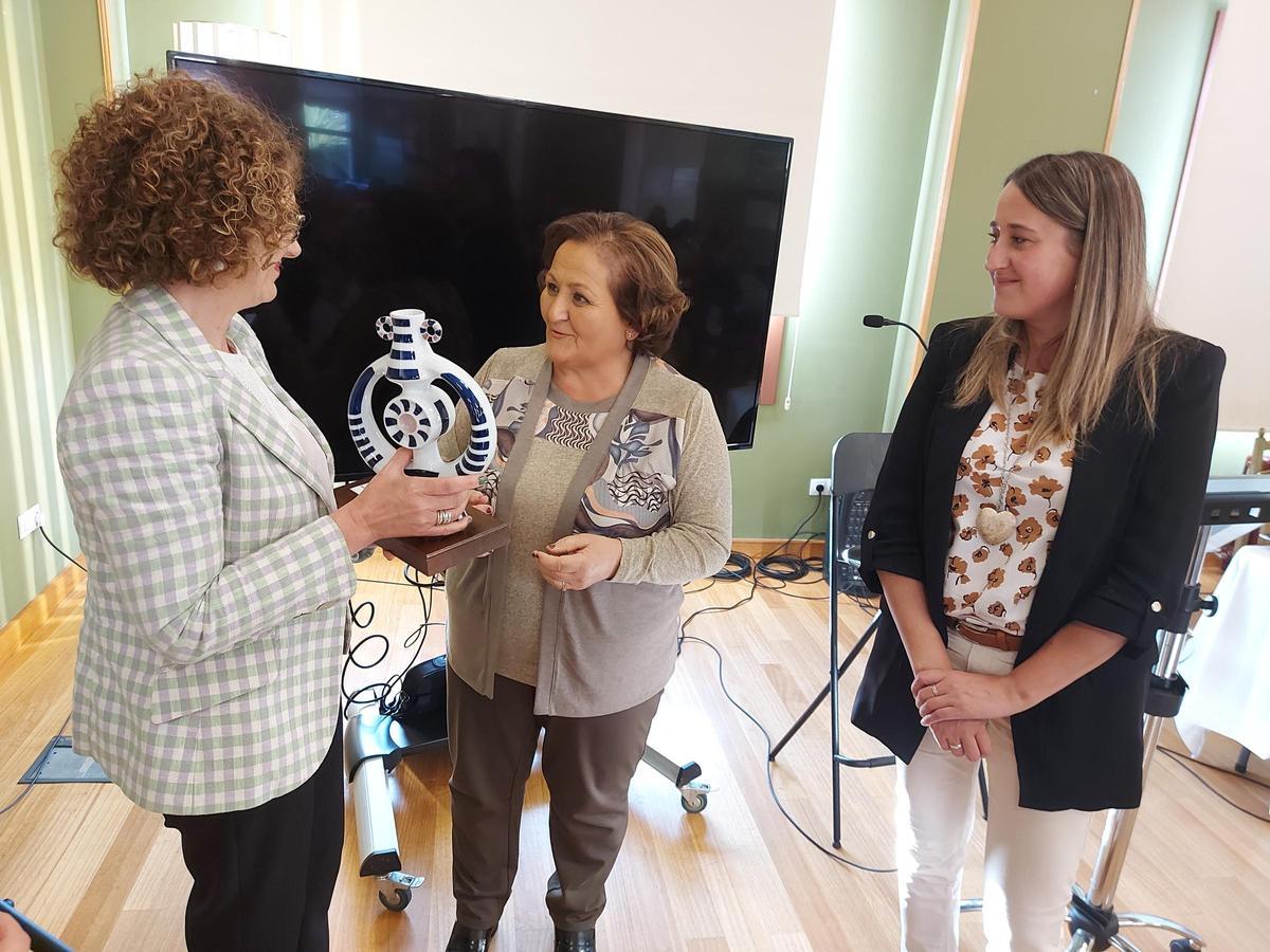 María Dolores Fernández recoge el galardón de manos de la alcaldesa y en presencia de la diputada, Cristina Vega.
