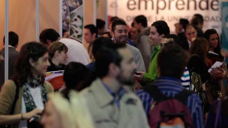 Jóvenes universitarios en una feria de emprendedores.