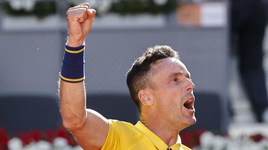 Bautista acabó ayer con Frances Tiafoe, segundo favorito del torneo de Hamburgo, en dos sets (6-2, 6-3). | EFE/SERGIO PÉREZ