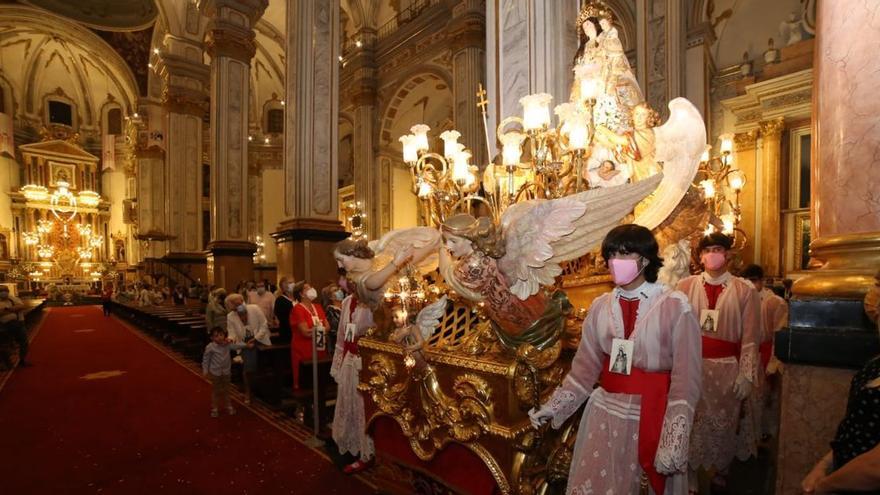 Las rosarieras honraron a su patrona en la popular 'festa de les fadrines'