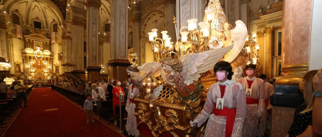 Las rosarieras de Vila-real celebran la popular 'festa de les fadrines'
