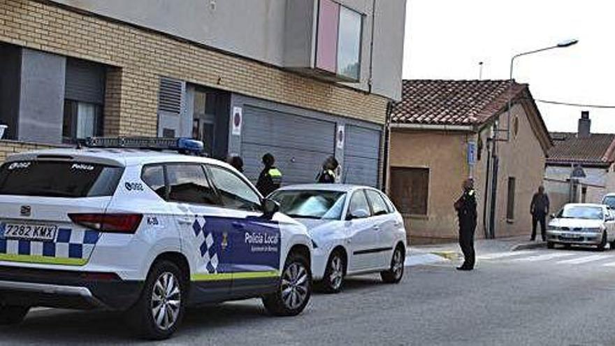 Agents de la Policia Local de Manresa la setmana passada al bloc on viu el clan familiar