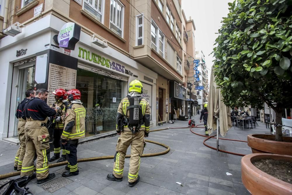 El suceso ha obligado a cortar al tráfico la calle del Teatro y el paso a la calle Castaños