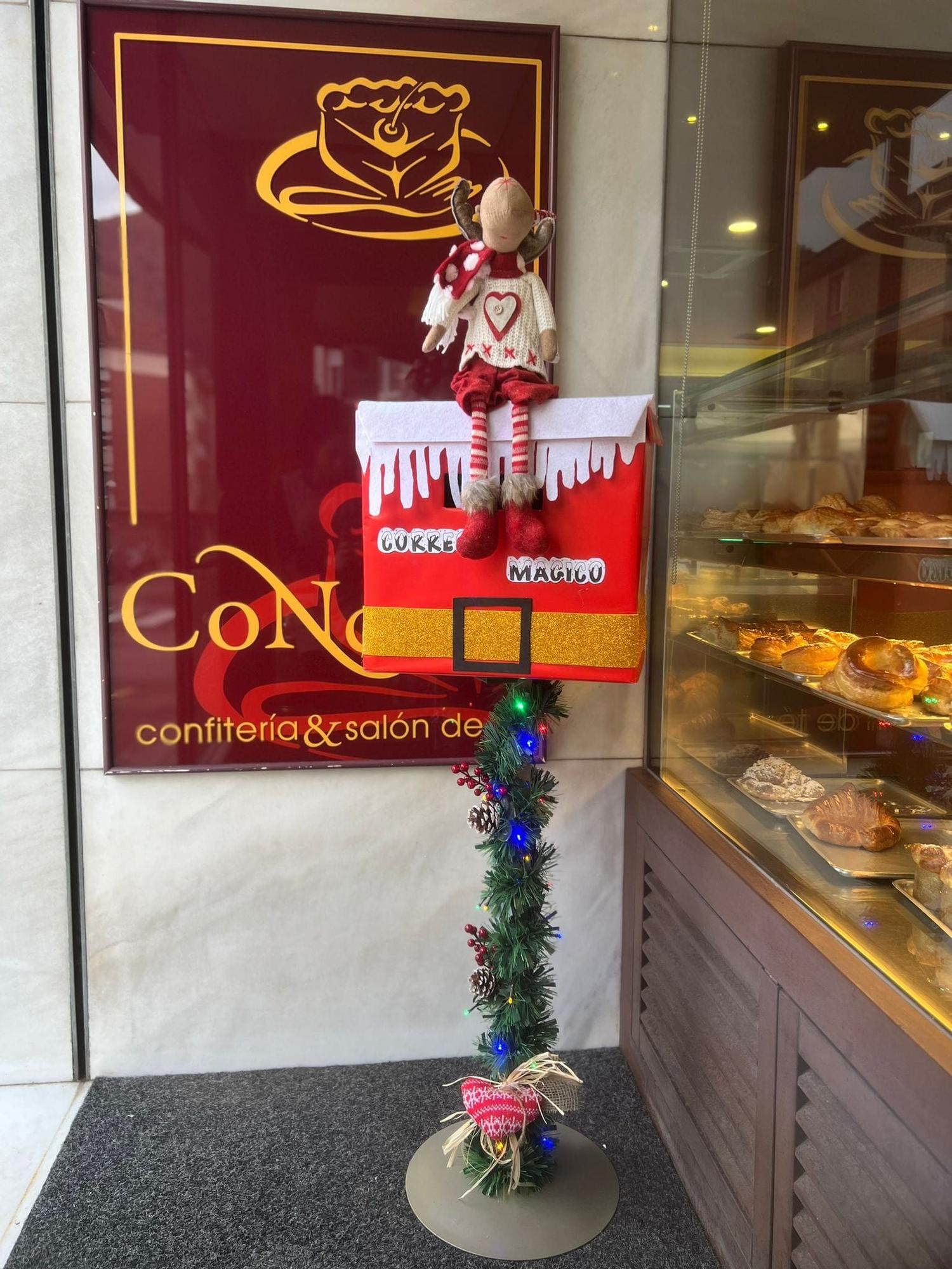 Los comerciantes de Laviana instalan un centenar de buzones para recoger las cartas a los Reyes Magos y Papá Noel