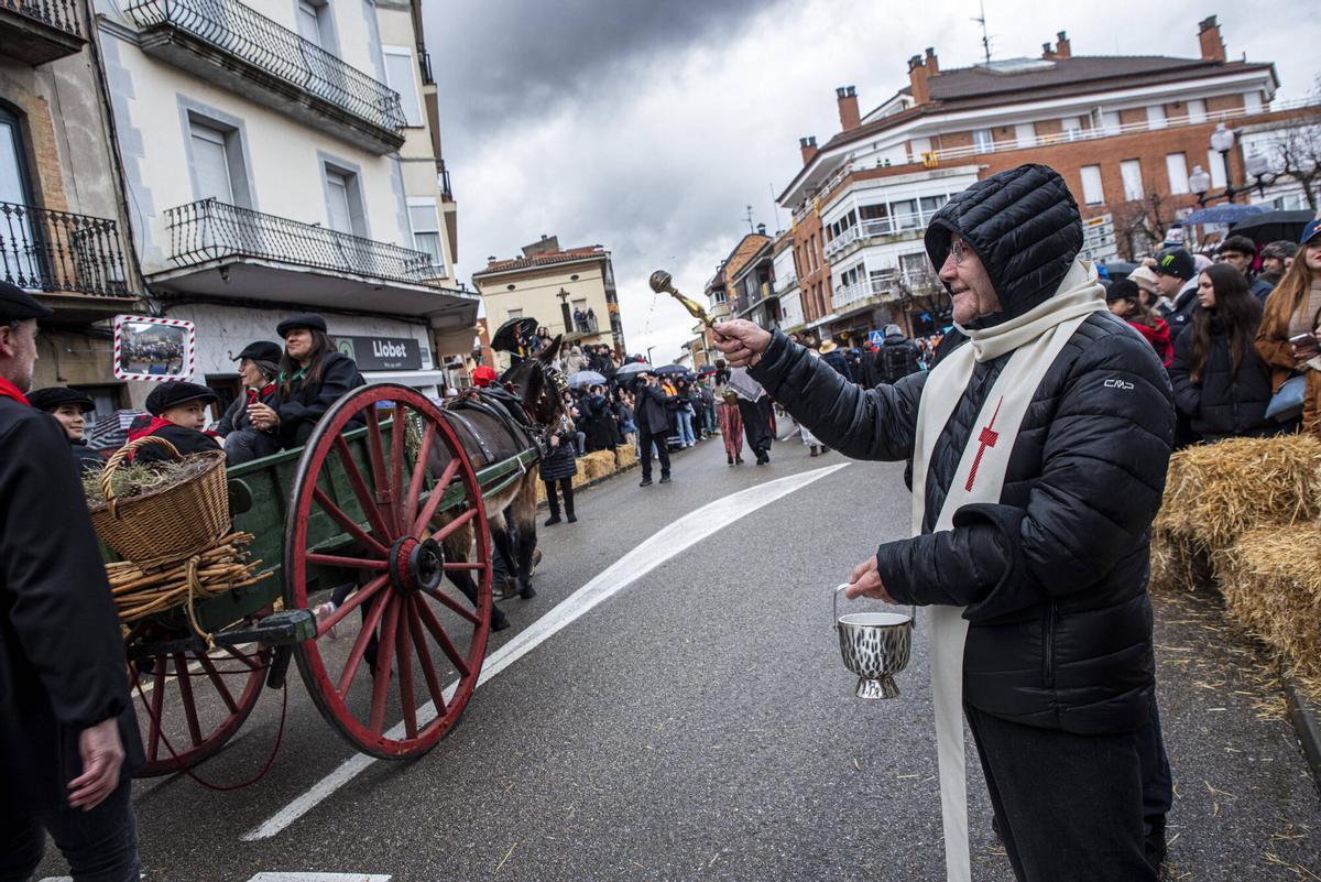 La cercavila de cavalleries i xarrets de Puig-reig s'ha celebrat amb normalitat tot i la pluja La cercavila de cavalleries i xarrets de Puig-reig s'ha celebrat amb normalitat tot i la pluja