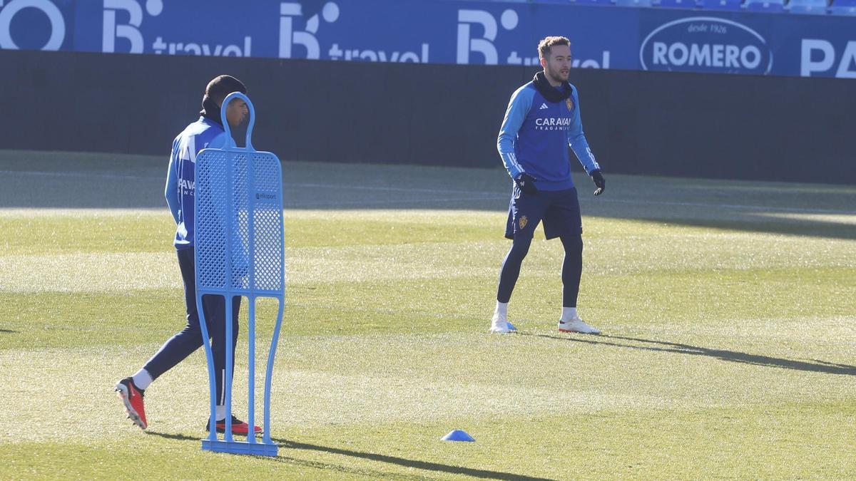 Marc Aguado, a la derecha, junto a Mouriño durante un entrenamiento.