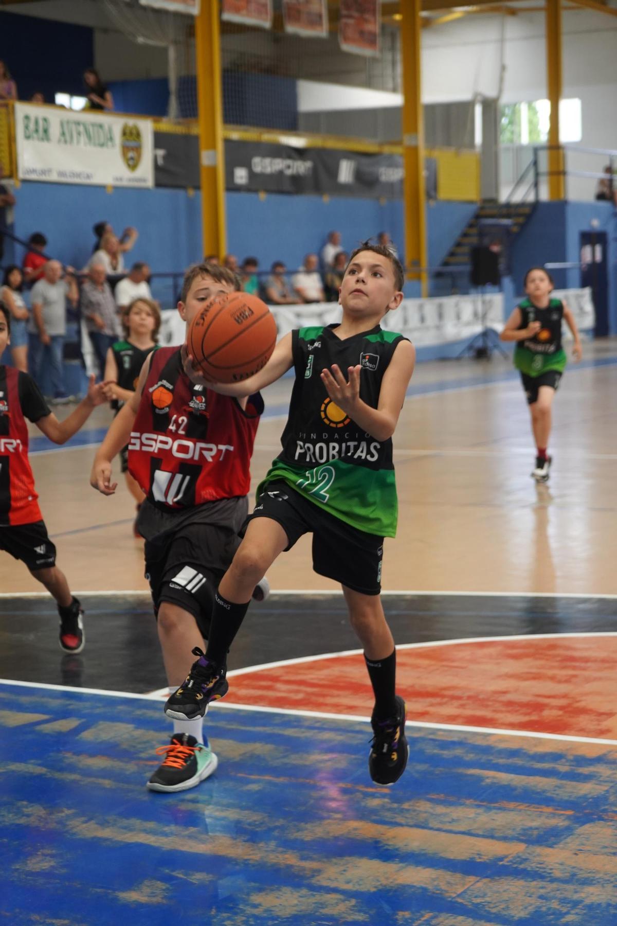 Dos jugadores en un partido de una edición pasada del Torneig Aleví del Genovés.