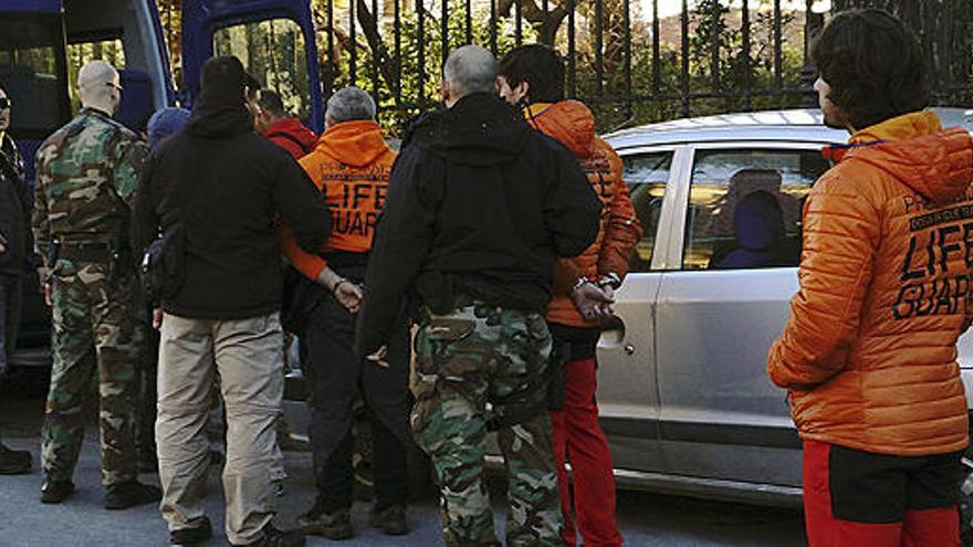 Los tres bomberos españoles, en una imagen de este viernes.