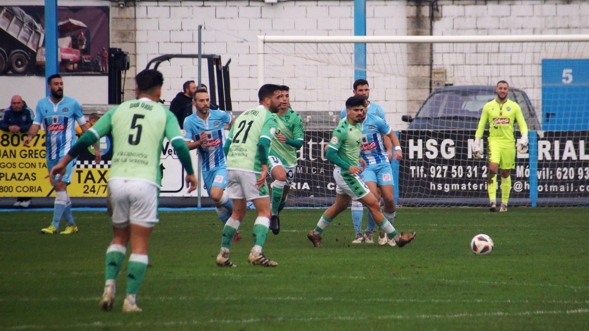 Una acción del Coria-Villanovense de la primera vuelta disputado en el estadio de La Isla.