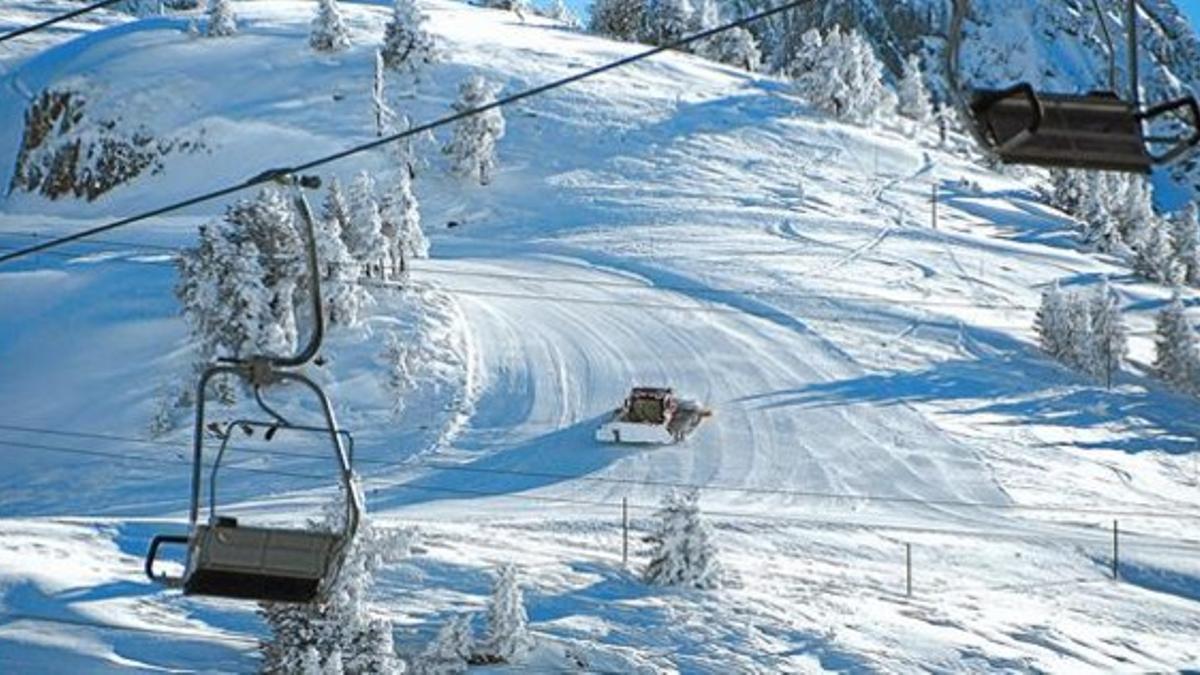 Una máquina compacta la nieve acumulada ayer en Vaquèira-Beret.