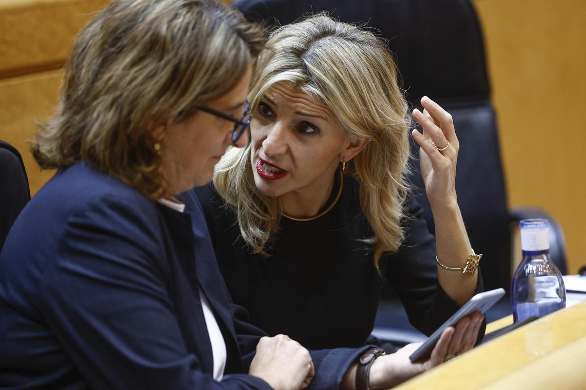 Teresa Ribera y Yolanda Díaz, en un pleno del Congreso celebrado en el hemiciclo del Senado.