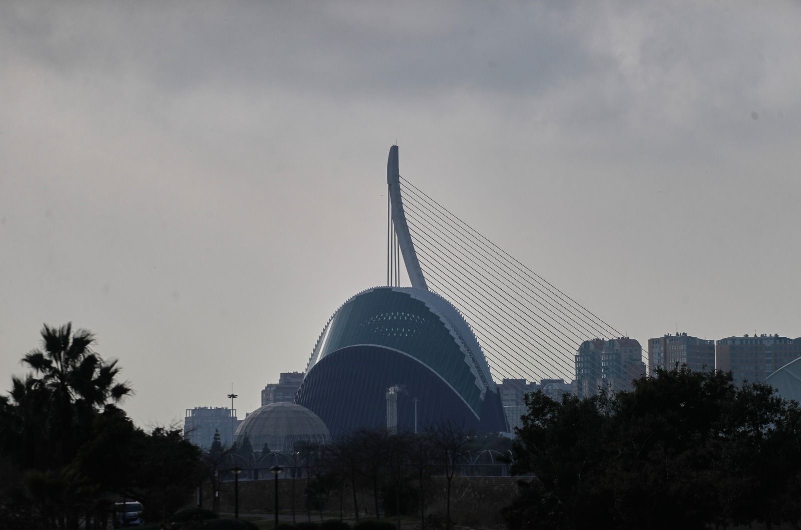 El polvo sahariano tiñe el cielo de València