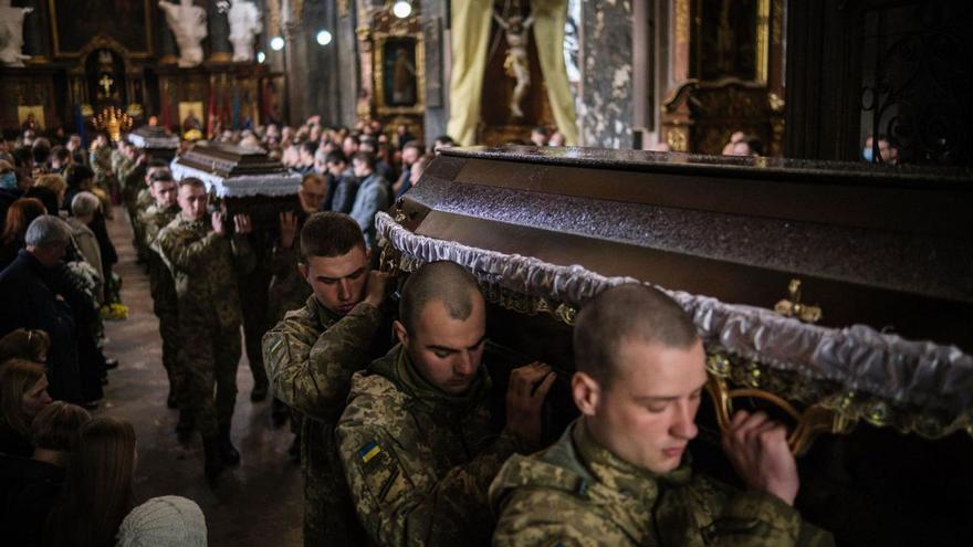 Entierro en Lviv de soldados muertos en el frente.