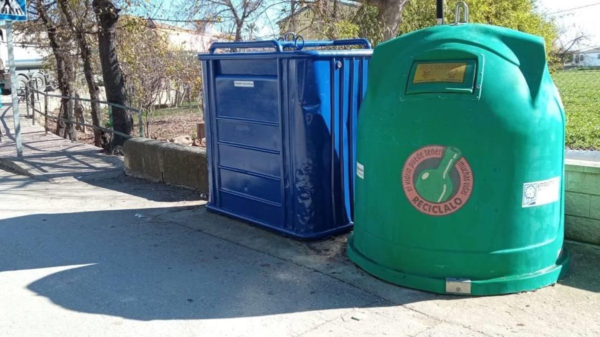 Contenedores de reciclaje papel y cartón y de vidrio en Cabra.